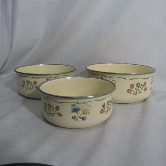 KOBE METAL NESTING BOWLS VERY NICE CONDITION LARGEST IS 7" SET OF 3 - Picture 2 of 9